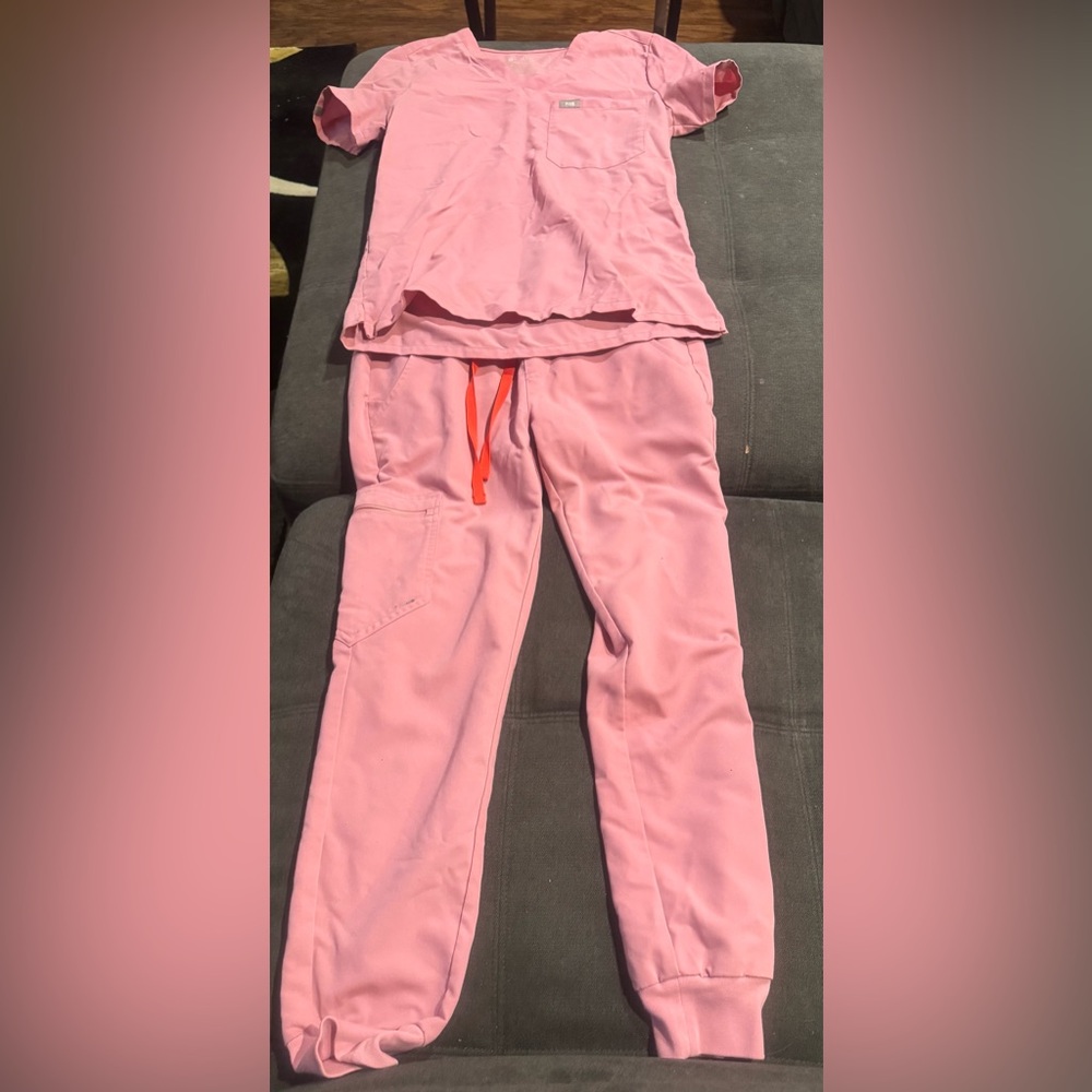 Figs Scrubs Set in Sand Pink